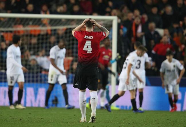 华伦西亚防守无效，客场苦胜曼联惜败