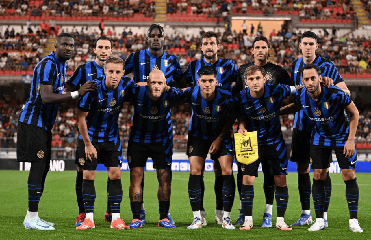 意大利豪门AC米兰重回胜利,球迷欢呼不已 意大利豪门AC米兰重回胜利,球迷欢呼不已