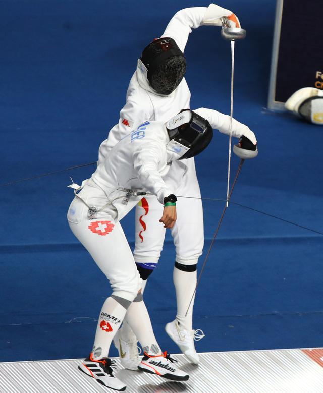 秘鲁击剑选手百折不挠最终获胜 秘鲁击剑选手百折不挠最终获胜