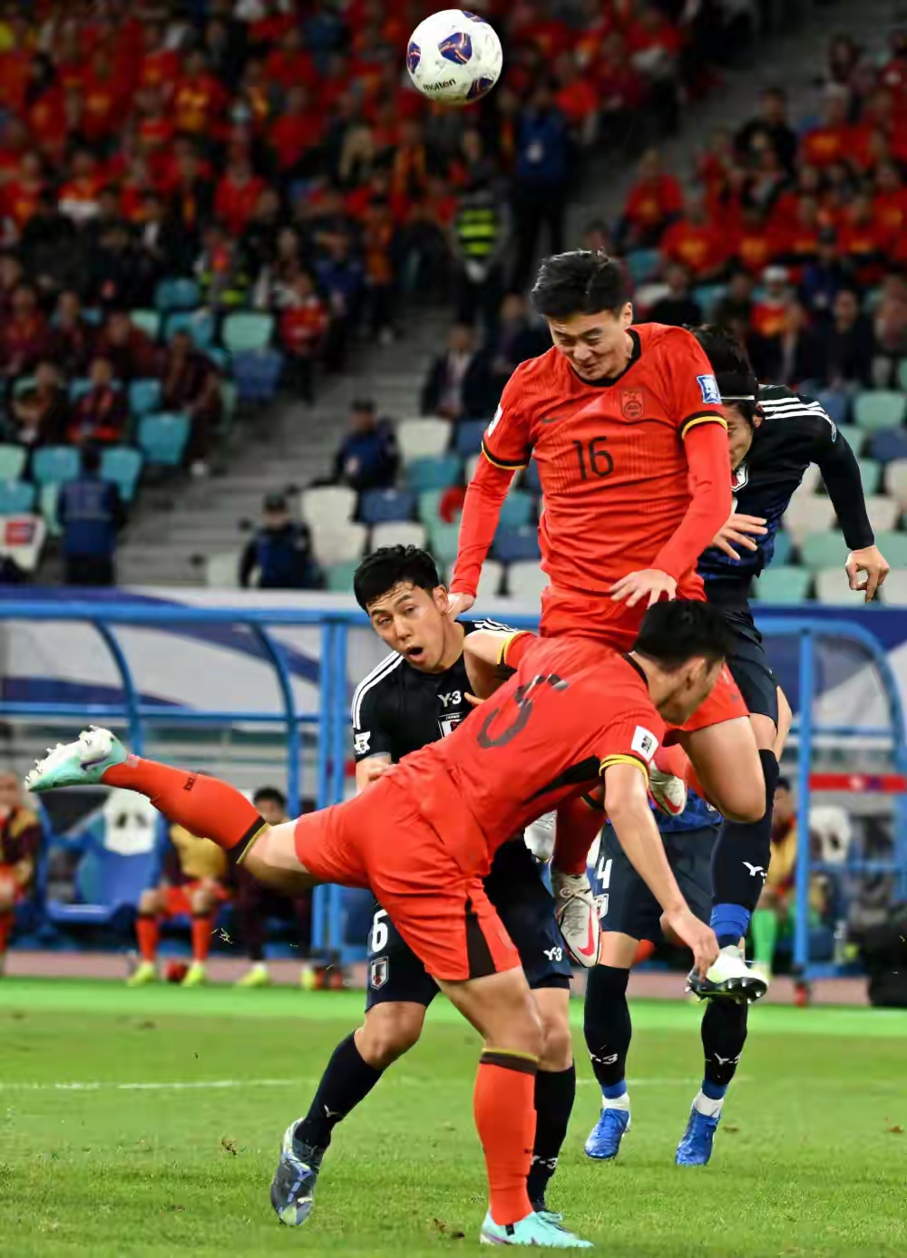 足球场上精彩纷呈，球员风采十足的简单介绍